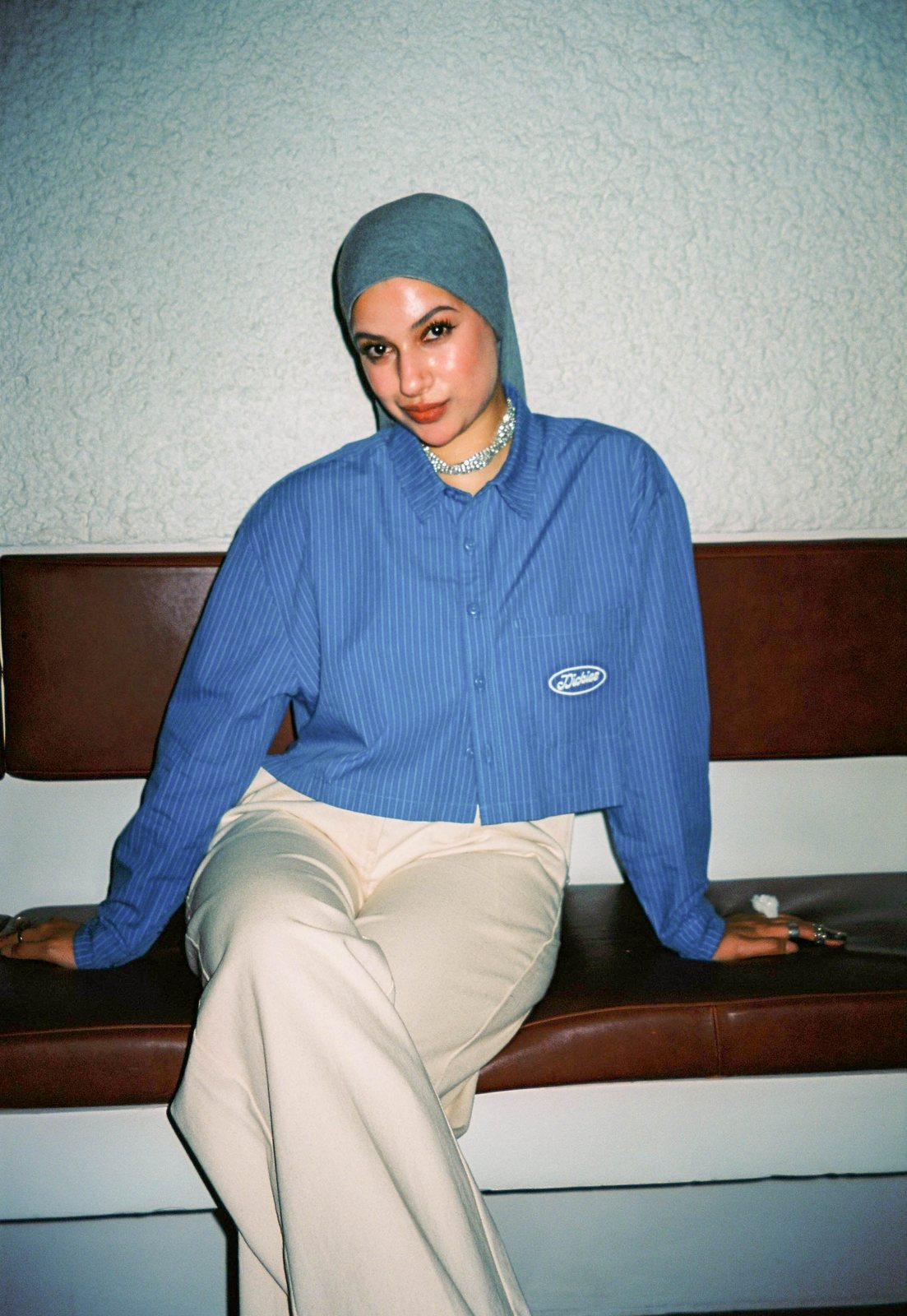 Dickies — invitada con camisa azul