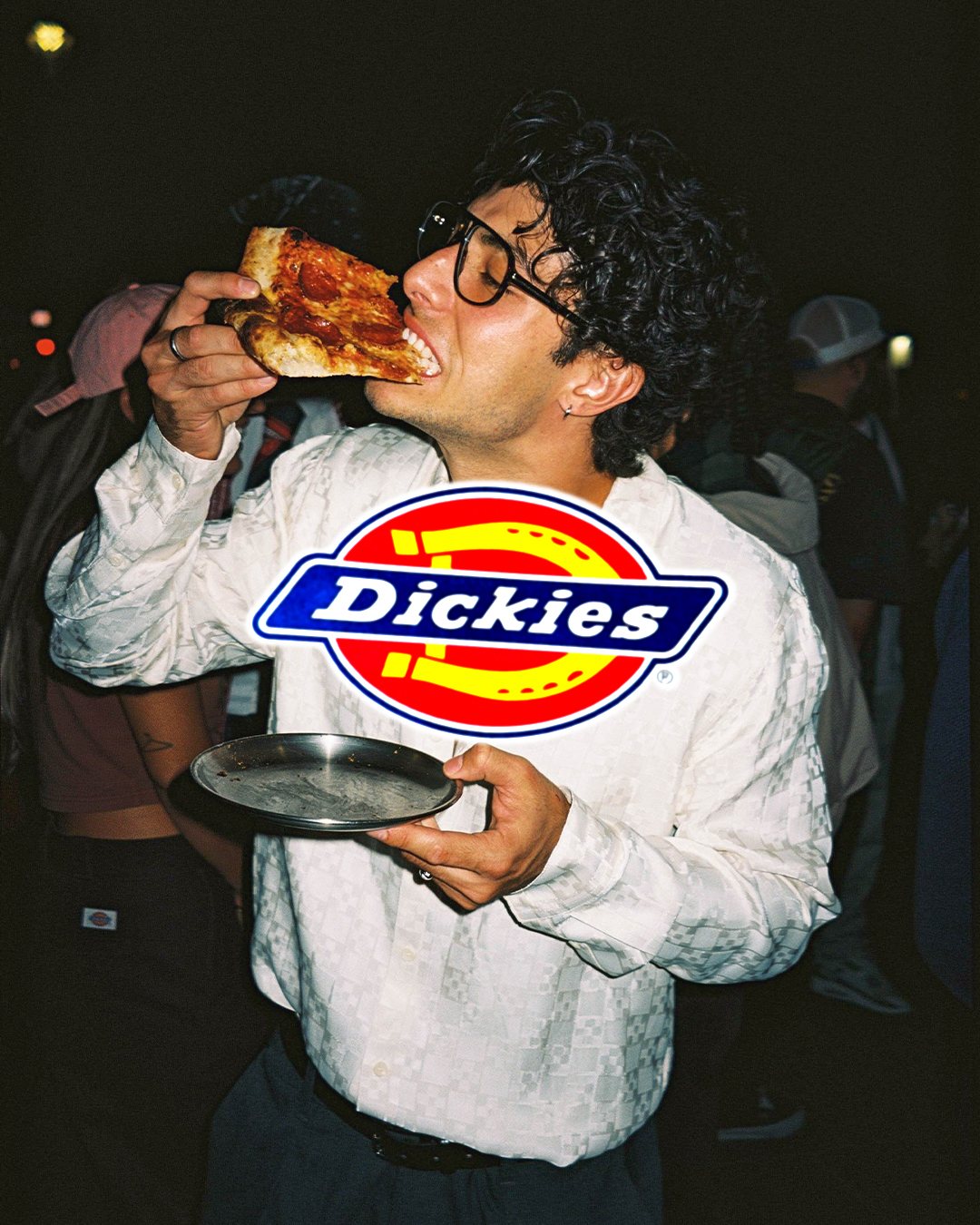 Dickies — invitado comiendo pizza con camiseta Dickies
