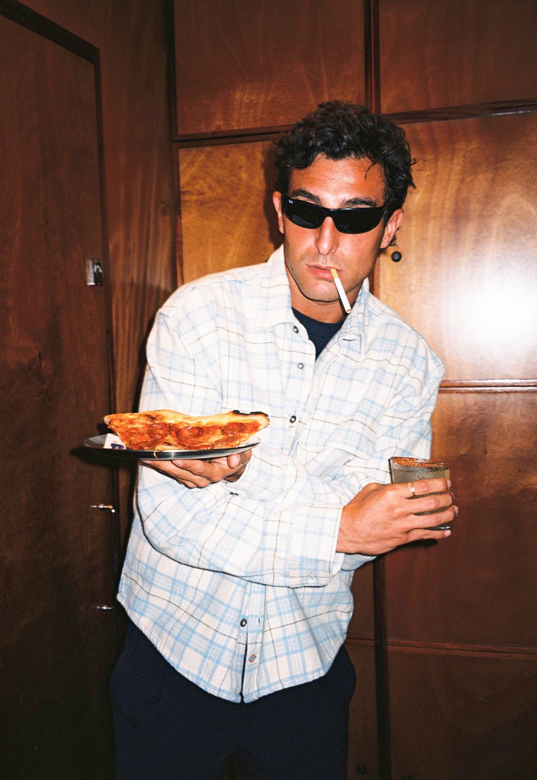Dickies — invitado con pizza y gafas de sol