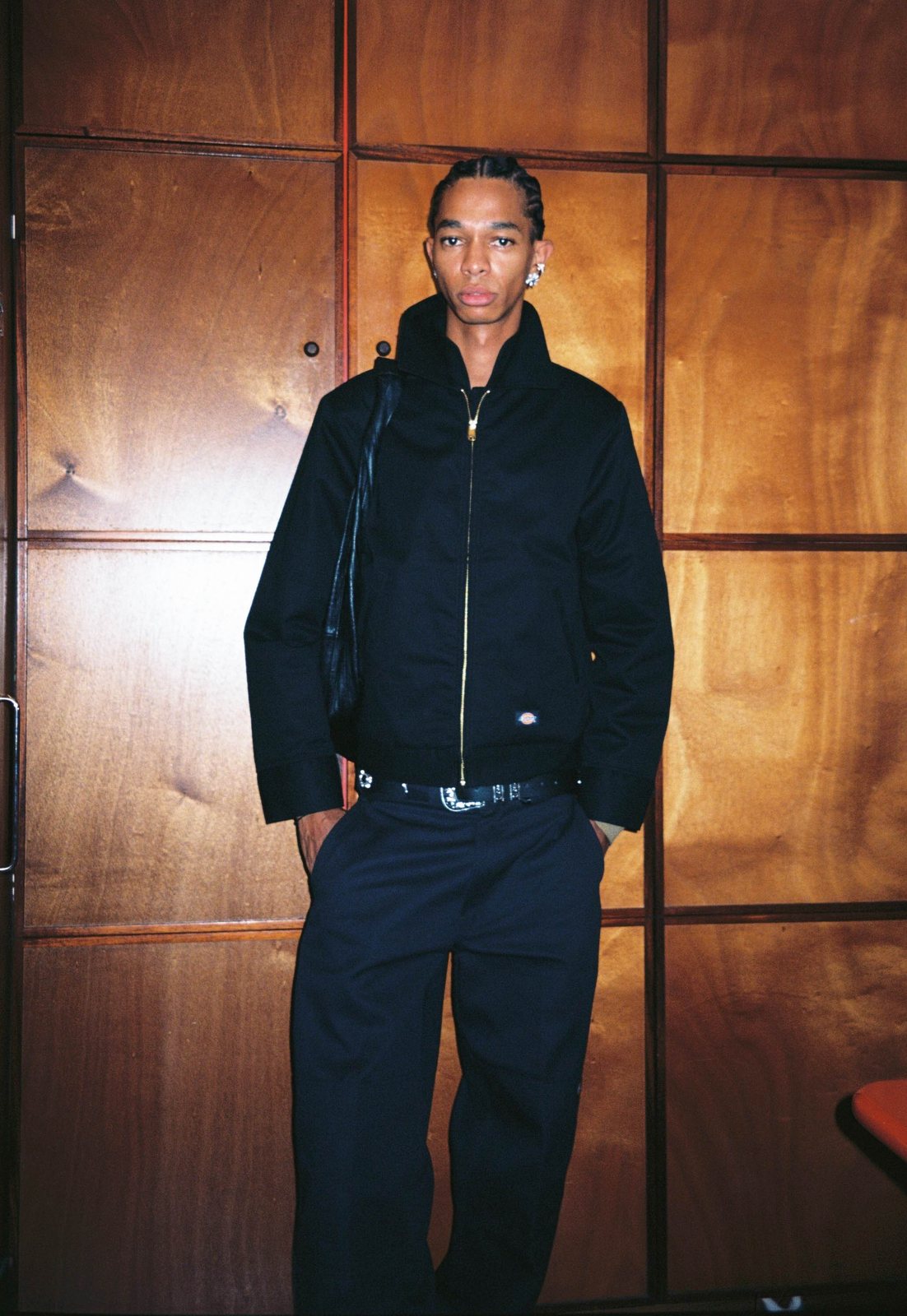Dickies — invitado con chaqueta negra