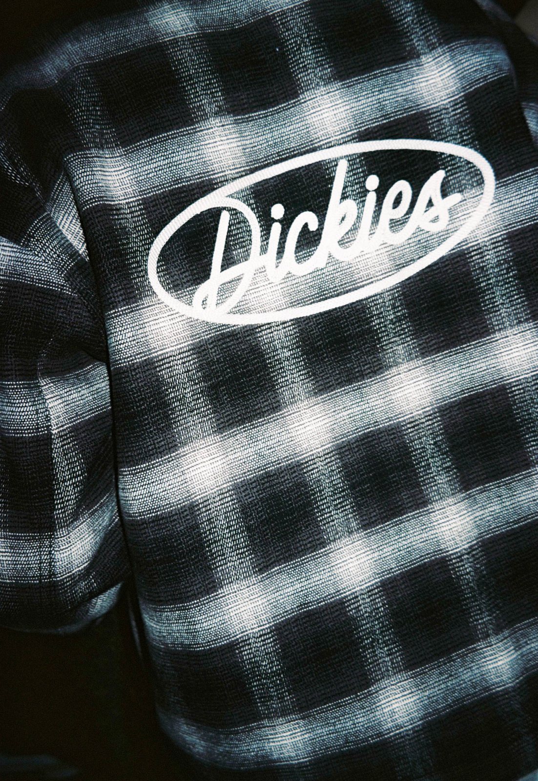 Dickies — espalda de camisa de cuadros con el logo