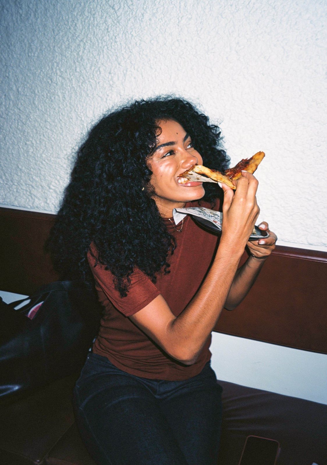 Dickies — invitada comiendo pizza