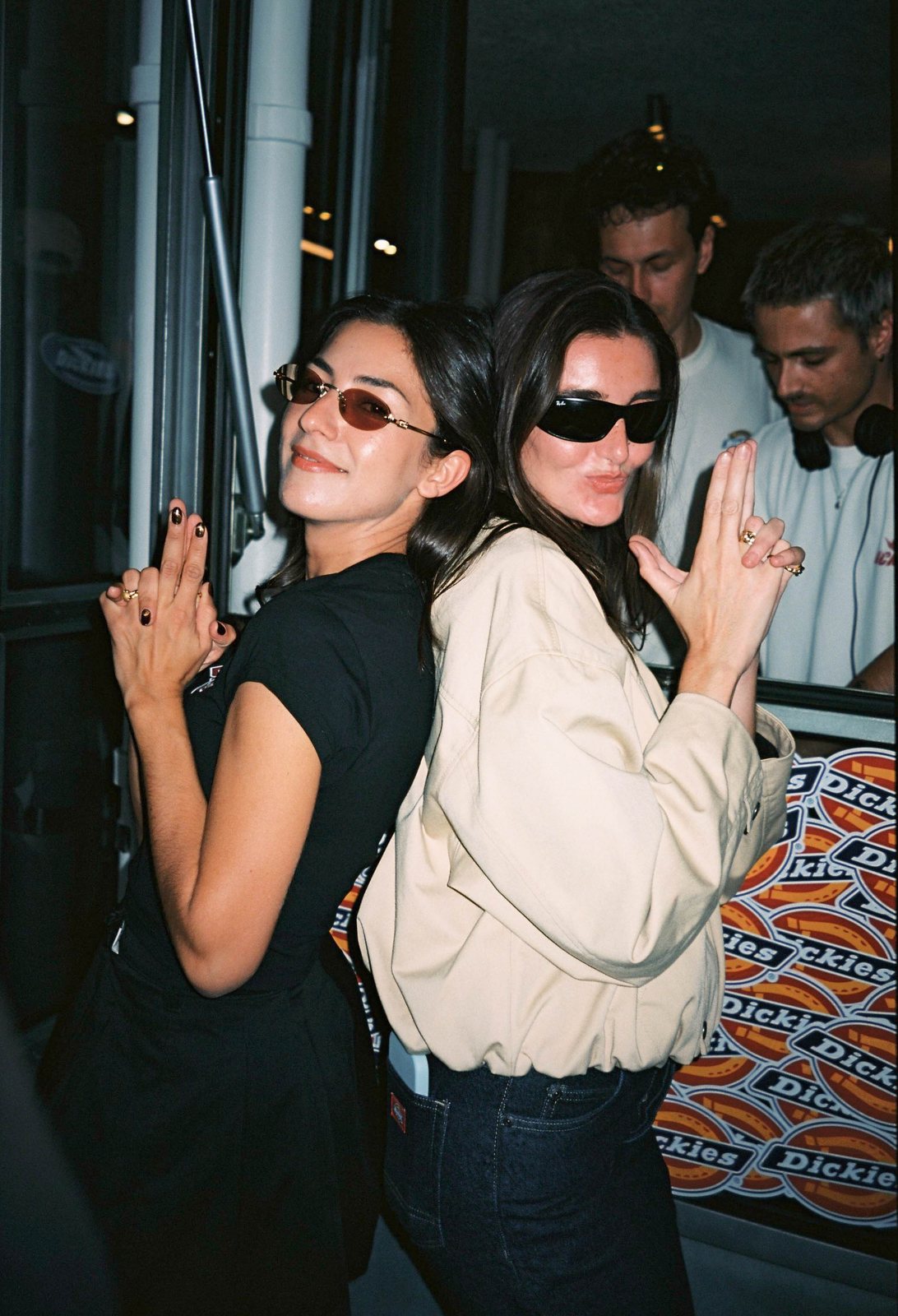 Dickies — dos invitadas posando